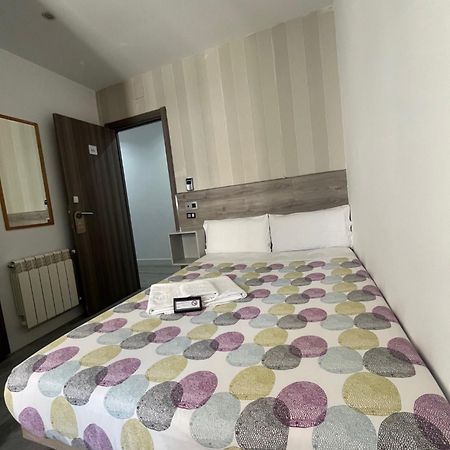 Hostal Abril Madrid Eksteriør billede