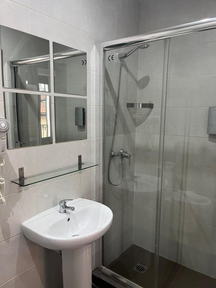 Hostal Abril Madrid Eksteriør billede
