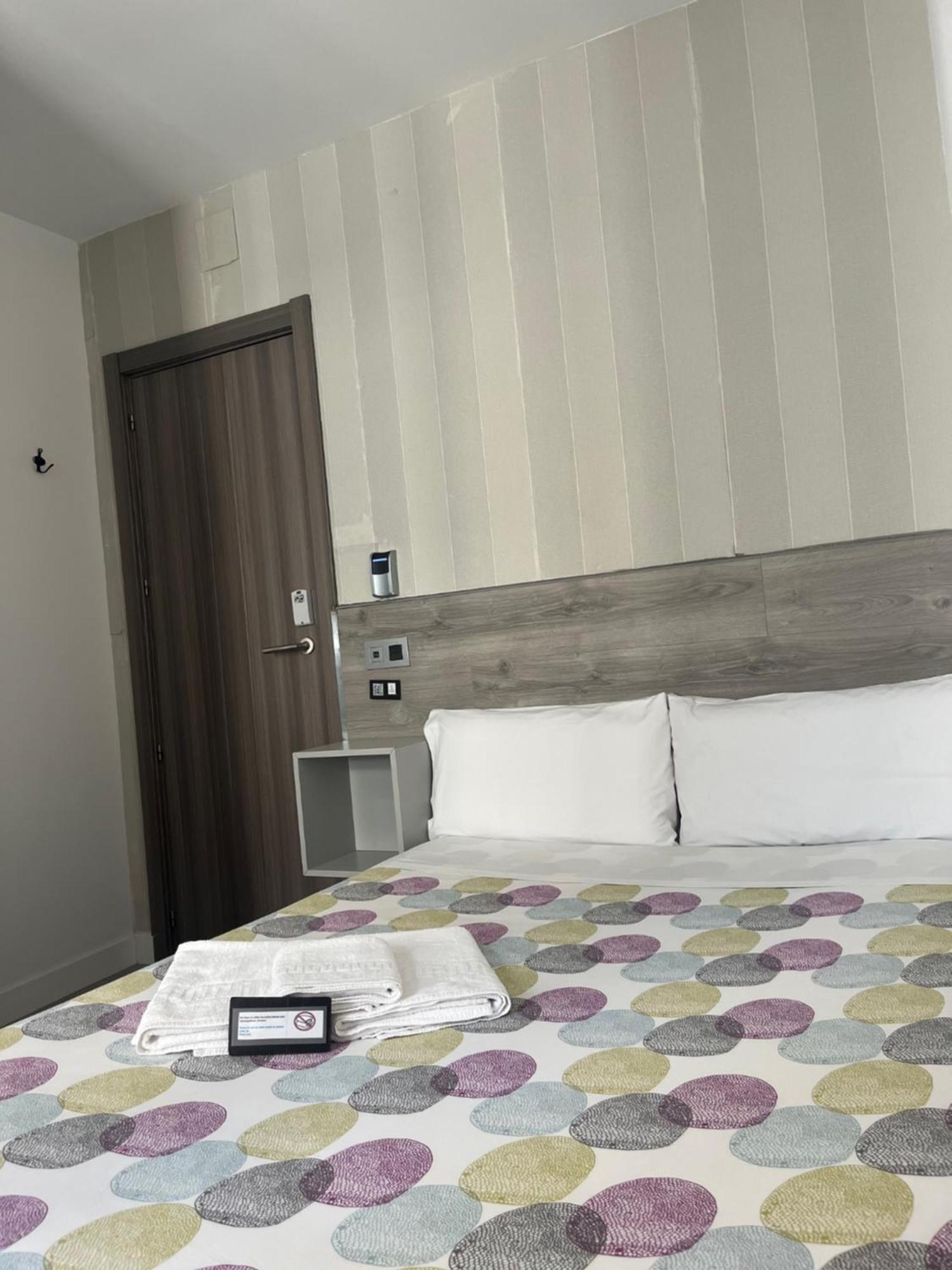 Hostal Abril Madrid Eksteriør billede