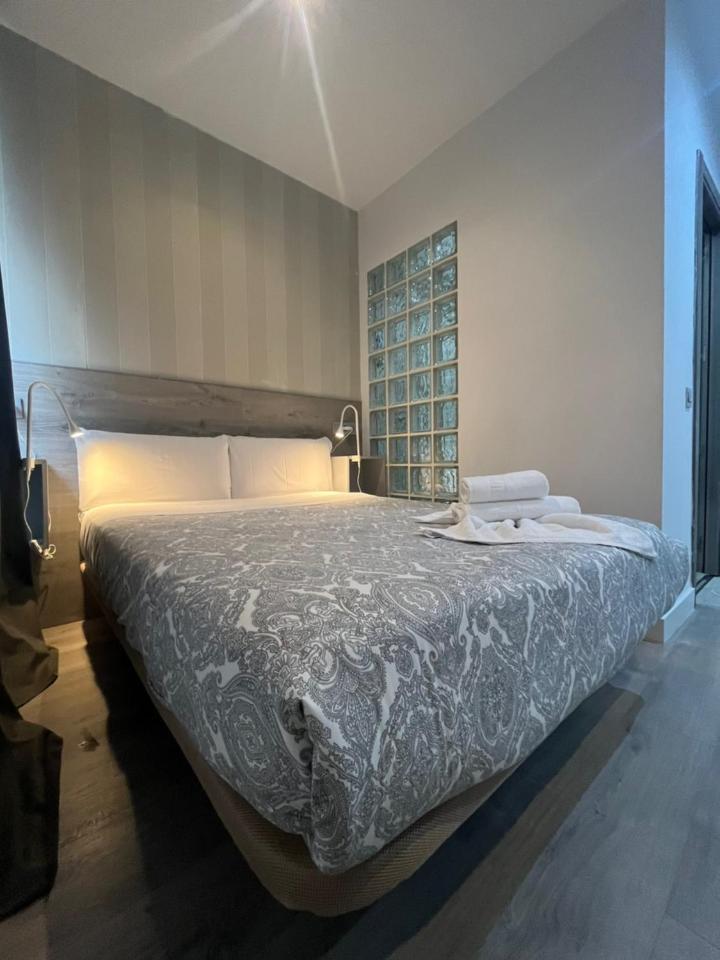Hostal Abril Madrid Eksteriør billede