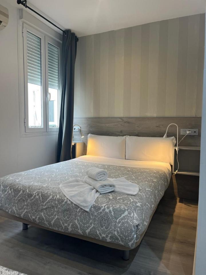 Hostal Abril Madrid Eksteriør billede