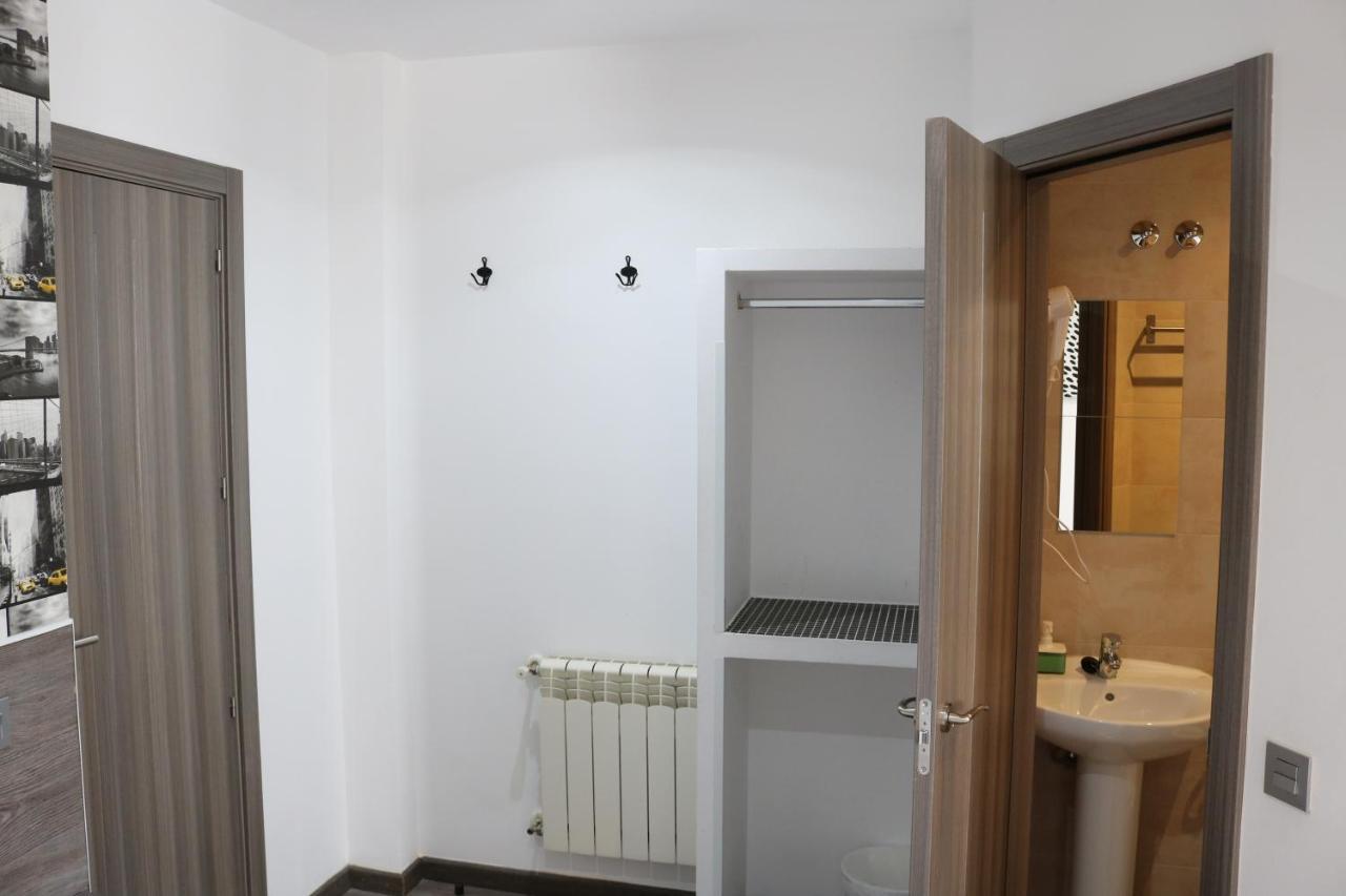 Hostal Abril Madrid Eksteriør billede
